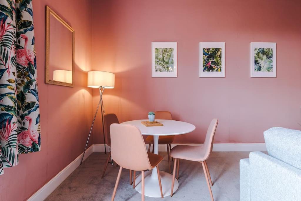 Pink Palace - Central Apartment Chester Exterior photo