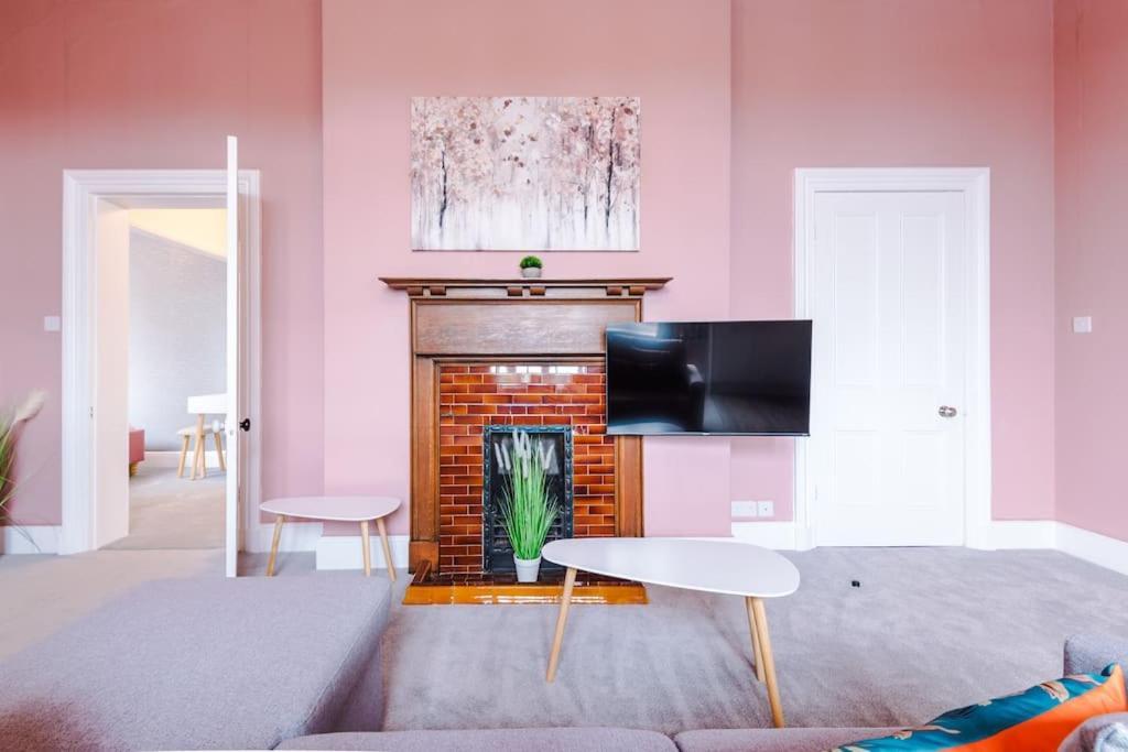 Pink Palace - Central Apartment Chester Exterior photo
