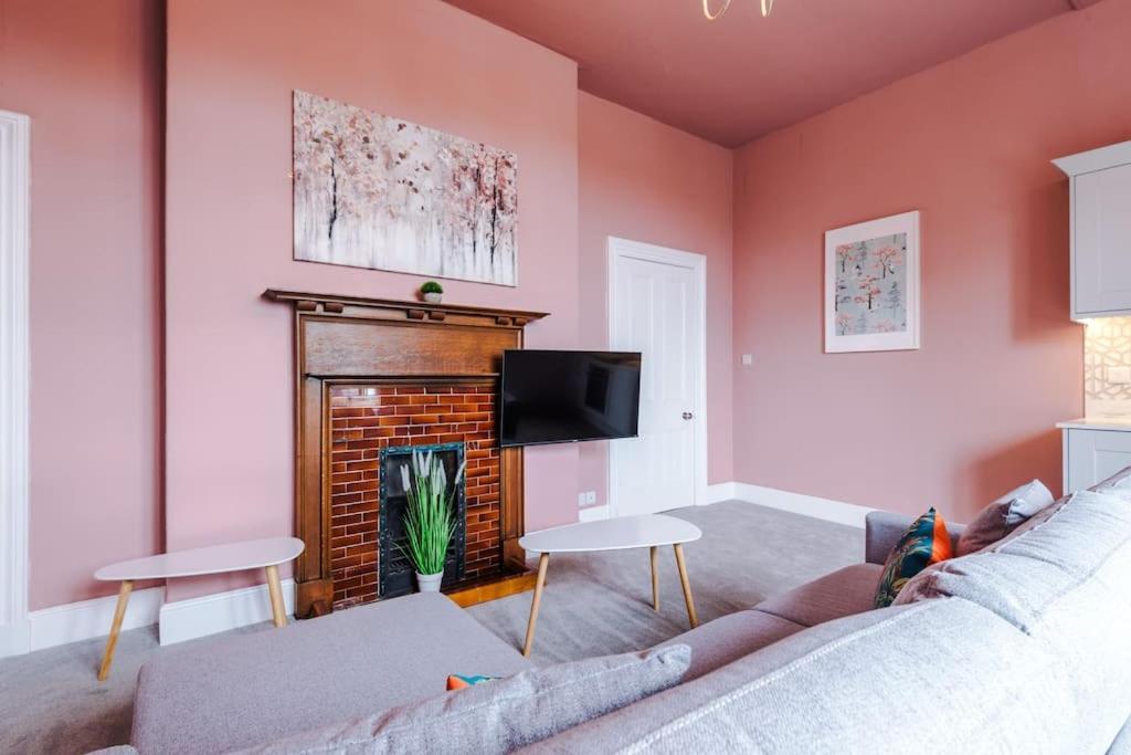 Pink Palace - Central Apartment Chester Exterior photo