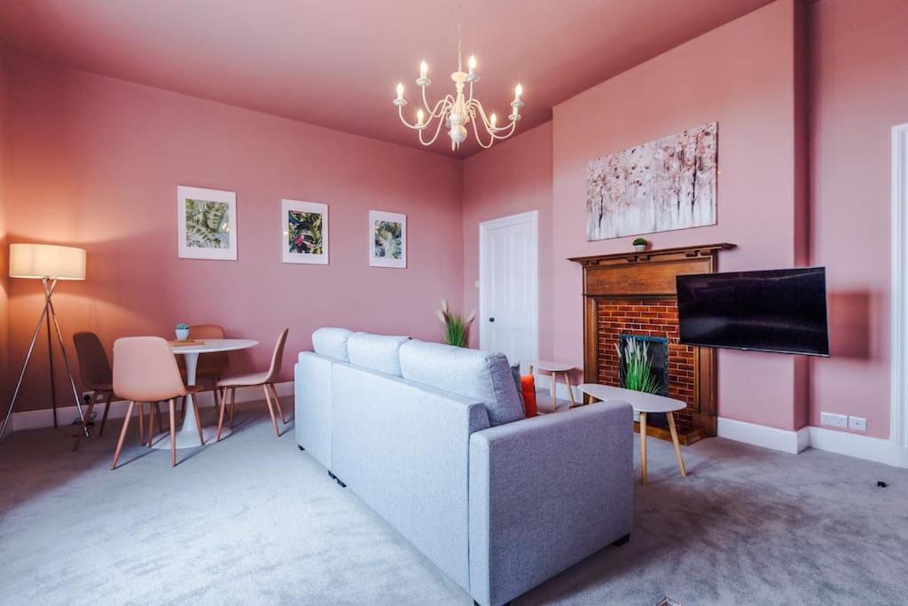 Pink Palace - Central Apartment Chester Exterior photo