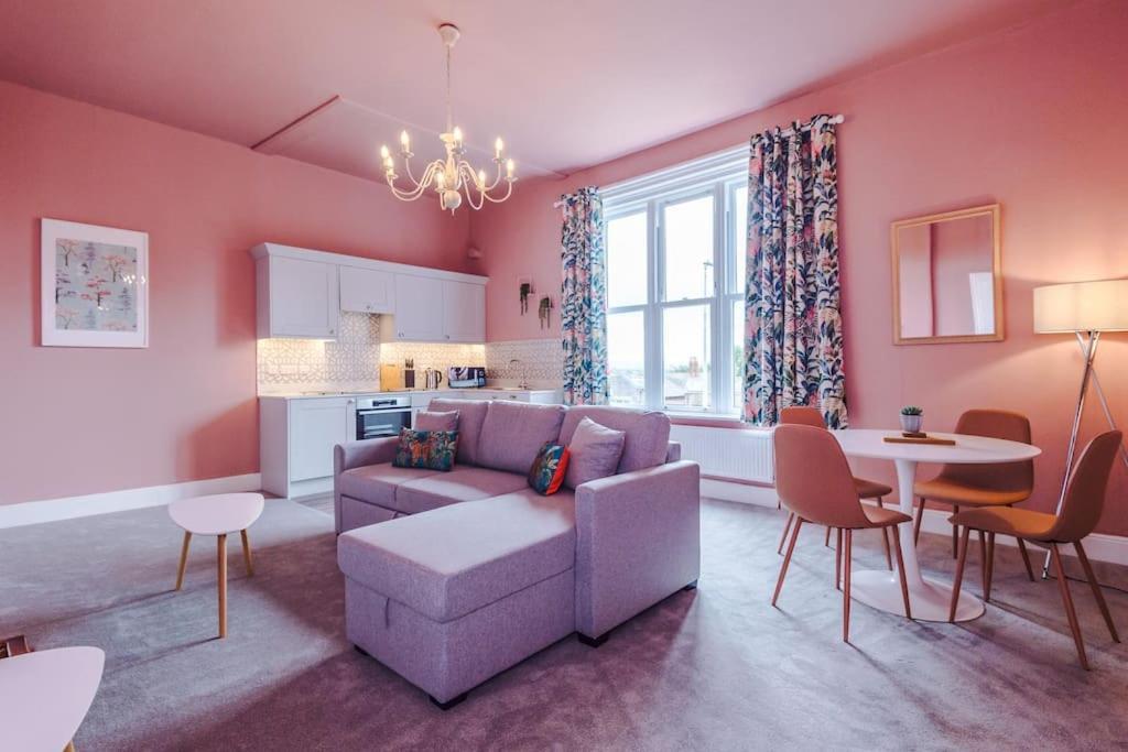 Pink Palace - Central Apartment Chester Exterior photo