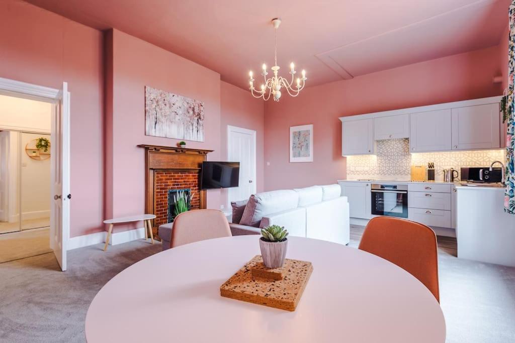 Pink Palace - Central Apartment Chester Exterior photo