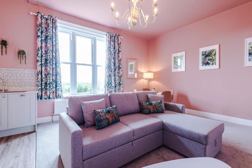 Pink Palace - Central Apartment Chester Exterior photo