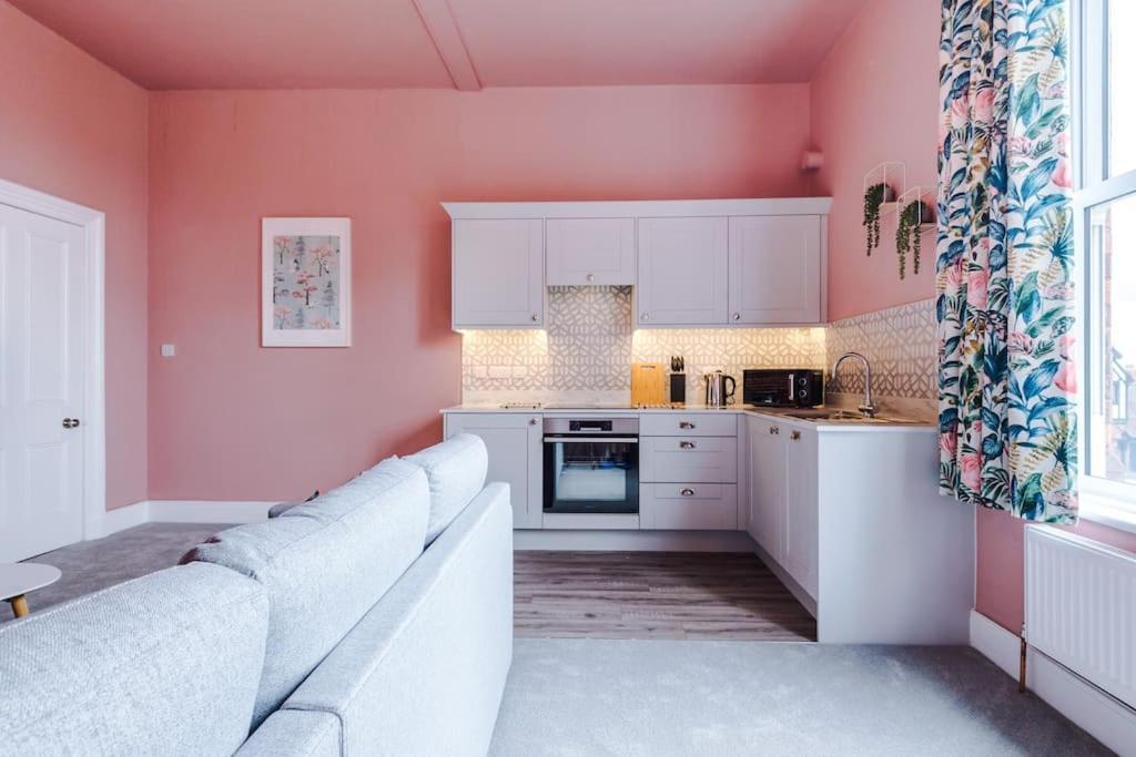 Pink Palace - Central Apartment Chester Exterior photo