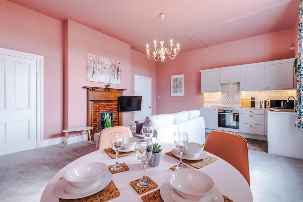Pink Palace - Central Apartment Chester Exterior photo