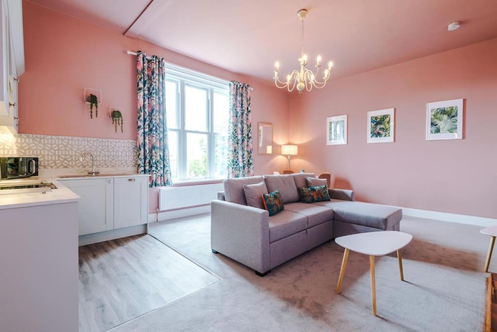 Pink Palace - Central Apartment Chester Exterior photo