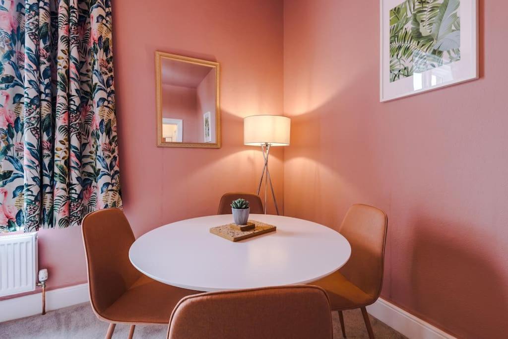 Pink Palace - Central Apartment Chester Exterior photo