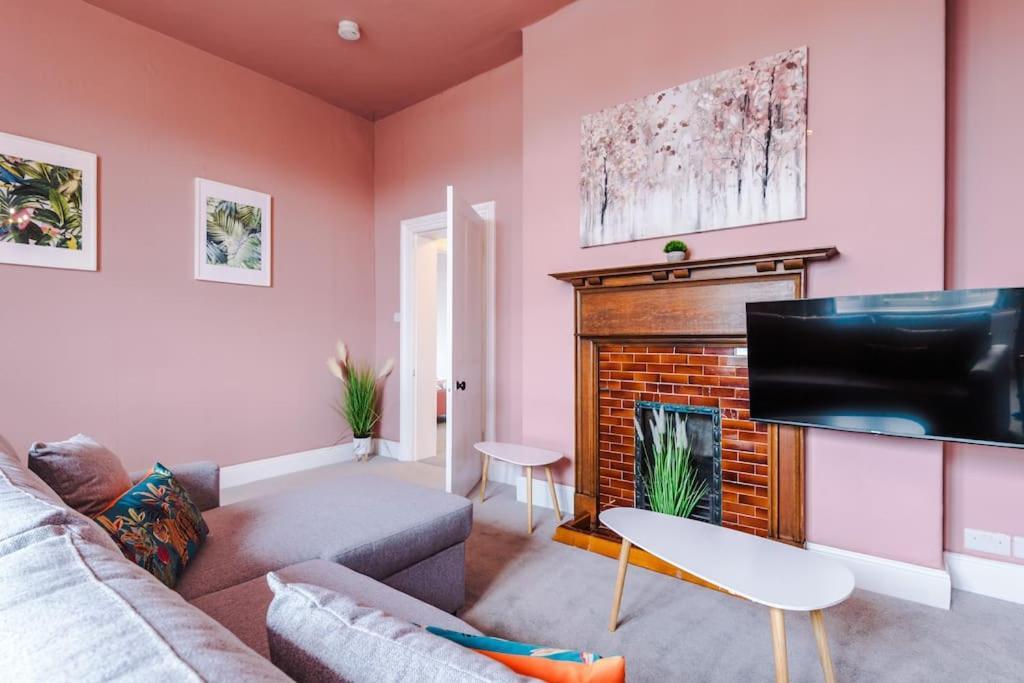 Pink Palace - Central Apartment Chester Exterior photo