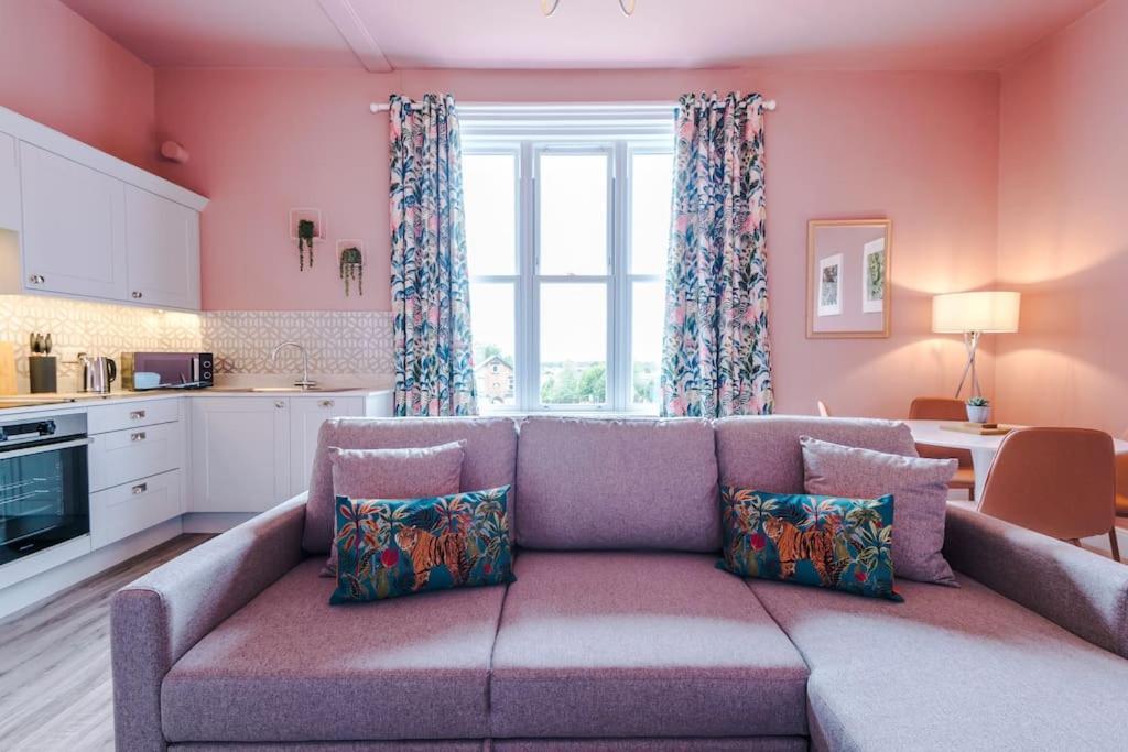 Pink Palace - Central Apartment Chester Exterior photo